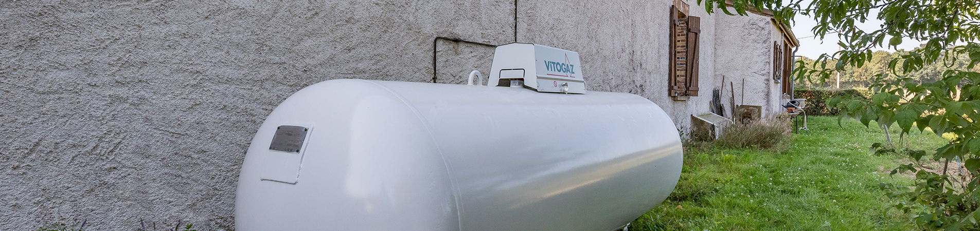 Citerne de gaz propane aérienne VITOGAZ FRANCE installée dans un jardin