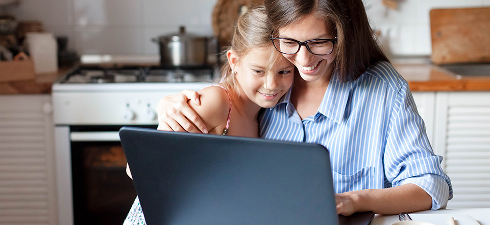 Mère en télétravail dans une cuisine équipée d'une gazinière au propane