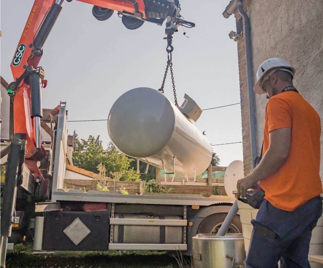 camion grue pour l'intallation d'une citerne de gaz aérienne VITOGAZ FRANCE chez un particulier